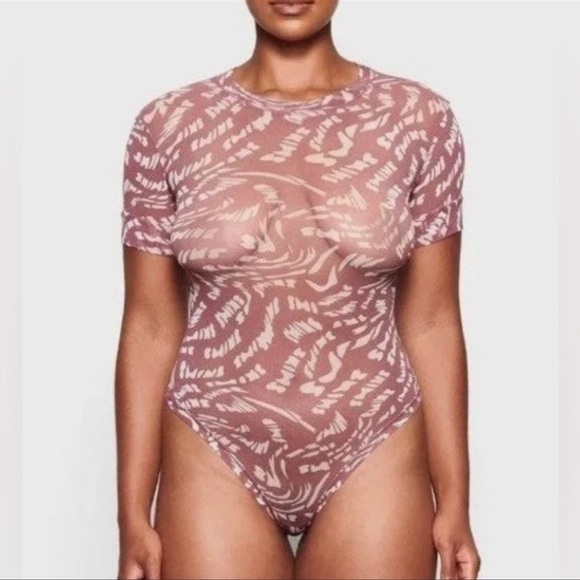 SKIMS Summer Mesh T-Shirt Bodysuit
Raspberry Swirl Size Medium - Picture 2 of 12